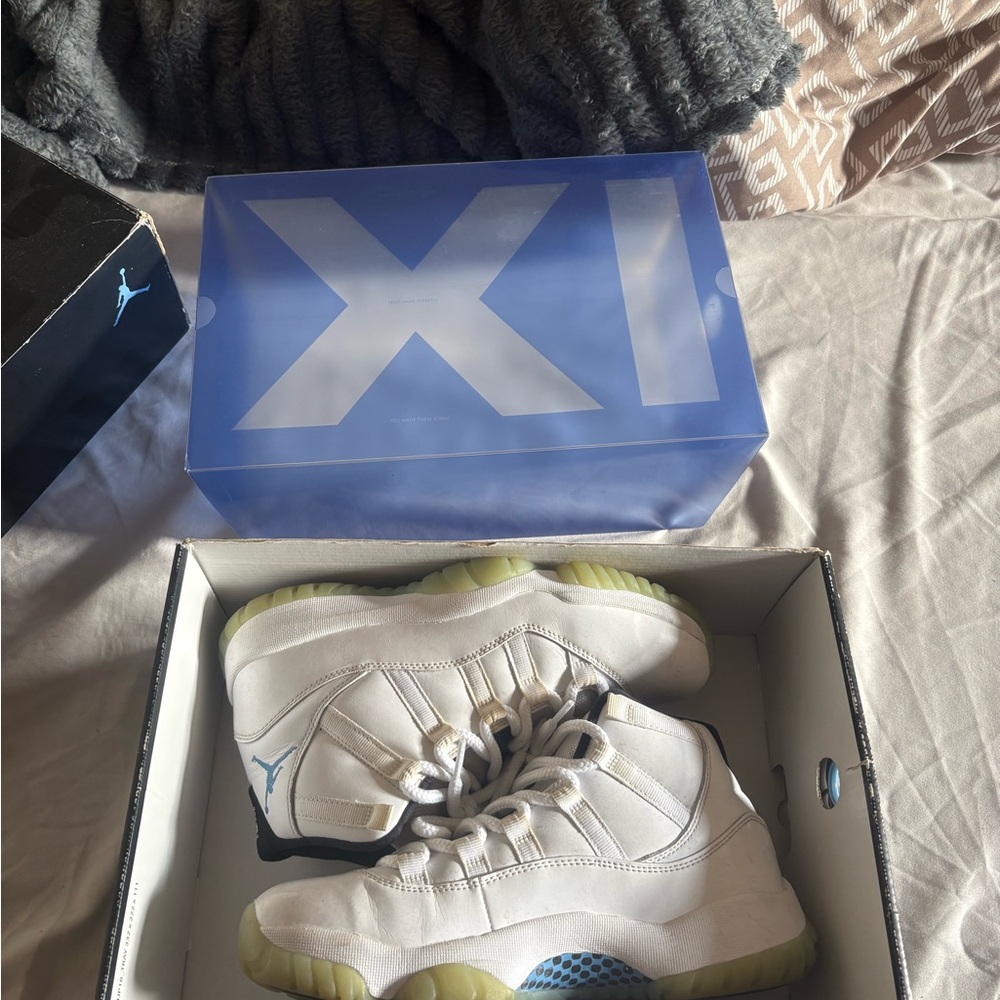 Mens size 7 jordan 11 ( perfect for kids)